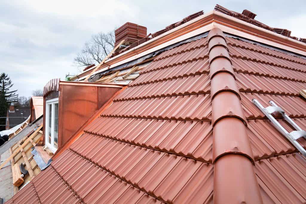 Construction of a house roof with a copper roofing