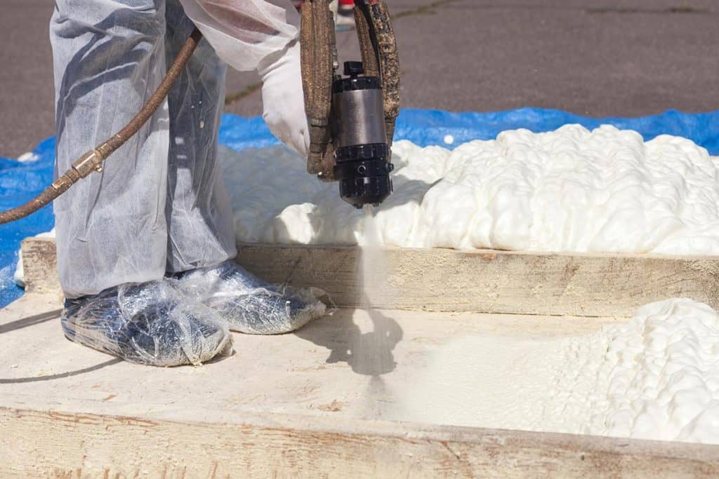 Spraying polyurethane foam for roof and energy saving